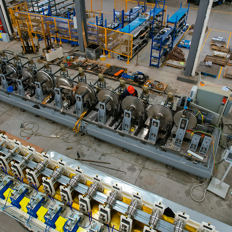 Máquina formadora de rollos de techo deflector