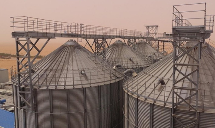 Las actualizaciones inteligentes superan los cuellos de botella en la capacidad de producción; la máquina formadora de rollos de paneles de techo de gran altura de Shanghai Sihua Warehousing obtiene reconocimiento del cliente.