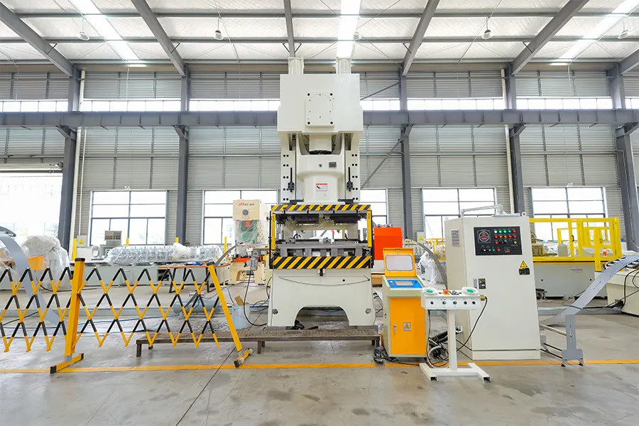What are the benefits of a fully automated strut channel roll forming machine versus a semi-automated one?